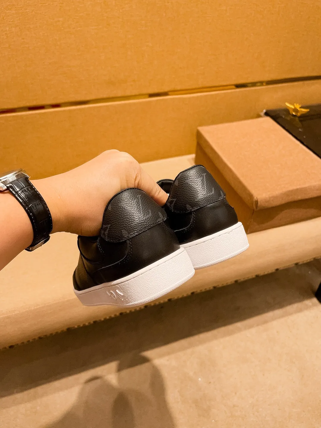Men's shoes💰 400💰[LV]🔥Louis Vuitton, high-end men's shoes brand, official website 1:1 latest masterpiece: the upper is made of Italian imported first-layer cowhide with a comfortable and breathable lining➕original non-slip and wear-resistant outsole🔥, making walking more convenient and comfortable! An exclusive new model, a stunning work, a beautiful 1:1 replica [color] compared to the official quality! Create a fashionable personality to set off your uniqueness! A must-have for trendy men! Classic🔥Size: 38-44 Color: 🔥Multiple colors available🔥
